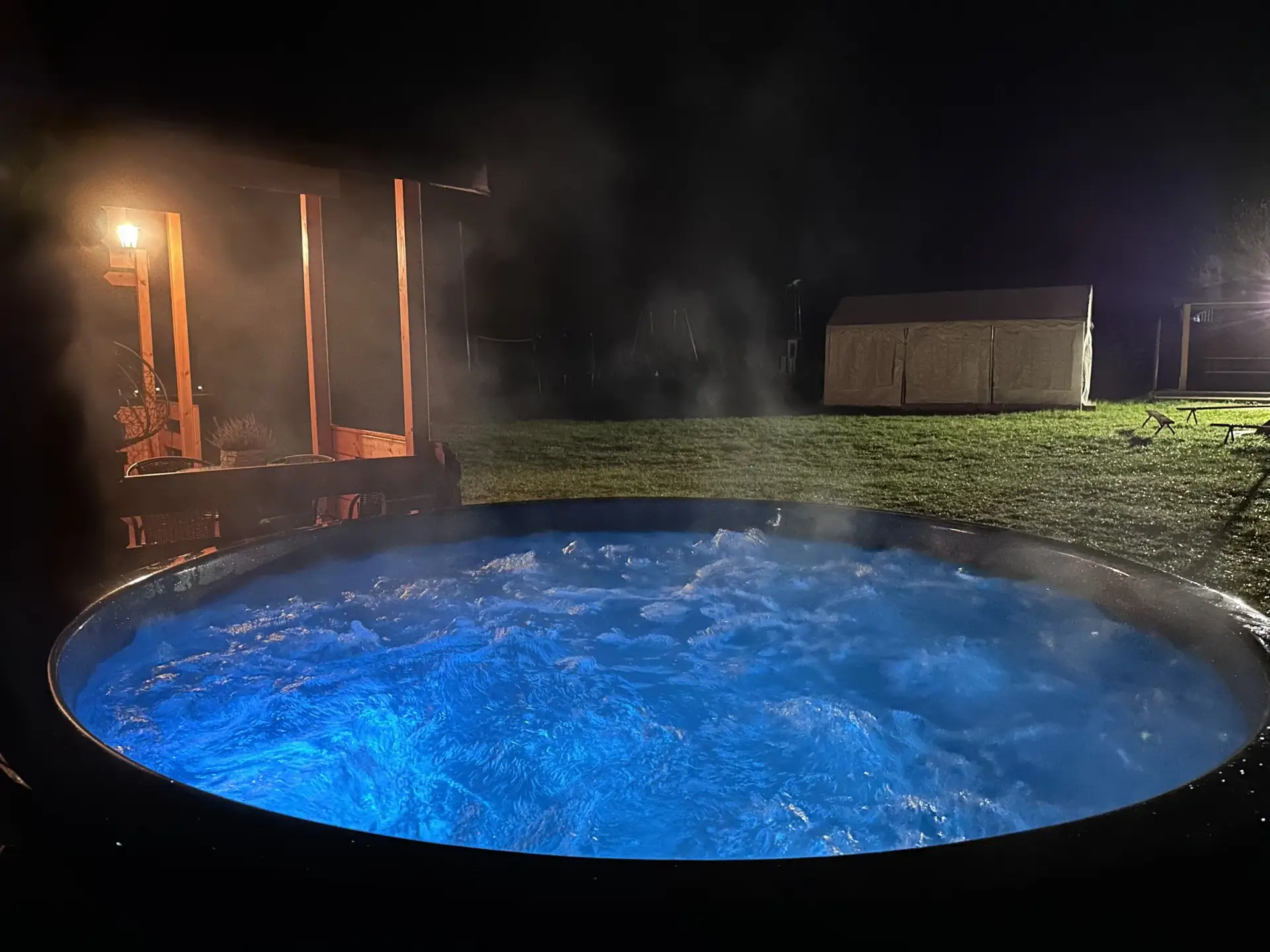 Wieczór na Ranczu Rogowo, rozgrzana balia z jacuzzi i światło z okien domku