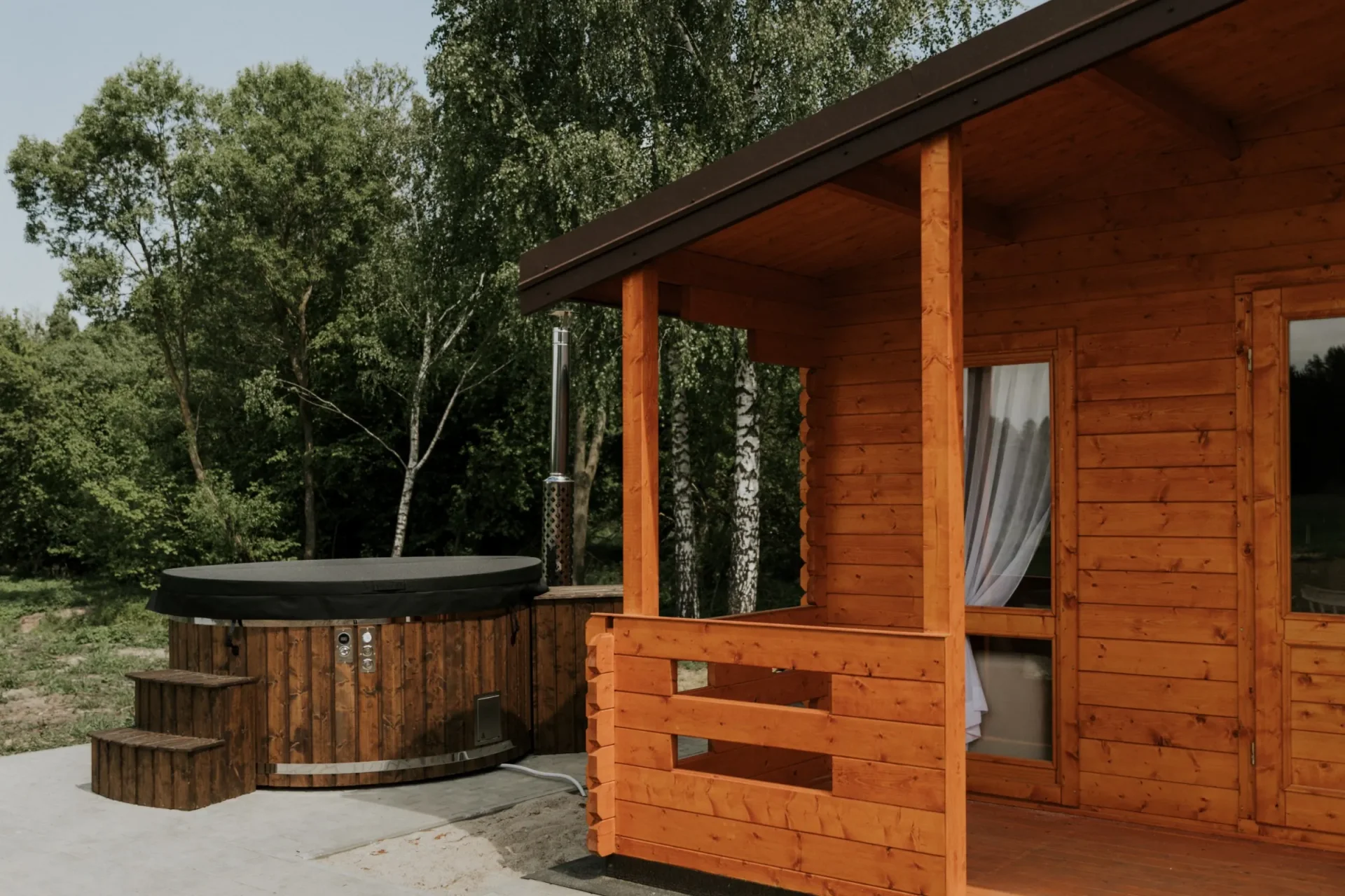 Domek Na Uboczu z balią na tarasie, widok od strony podjazdu