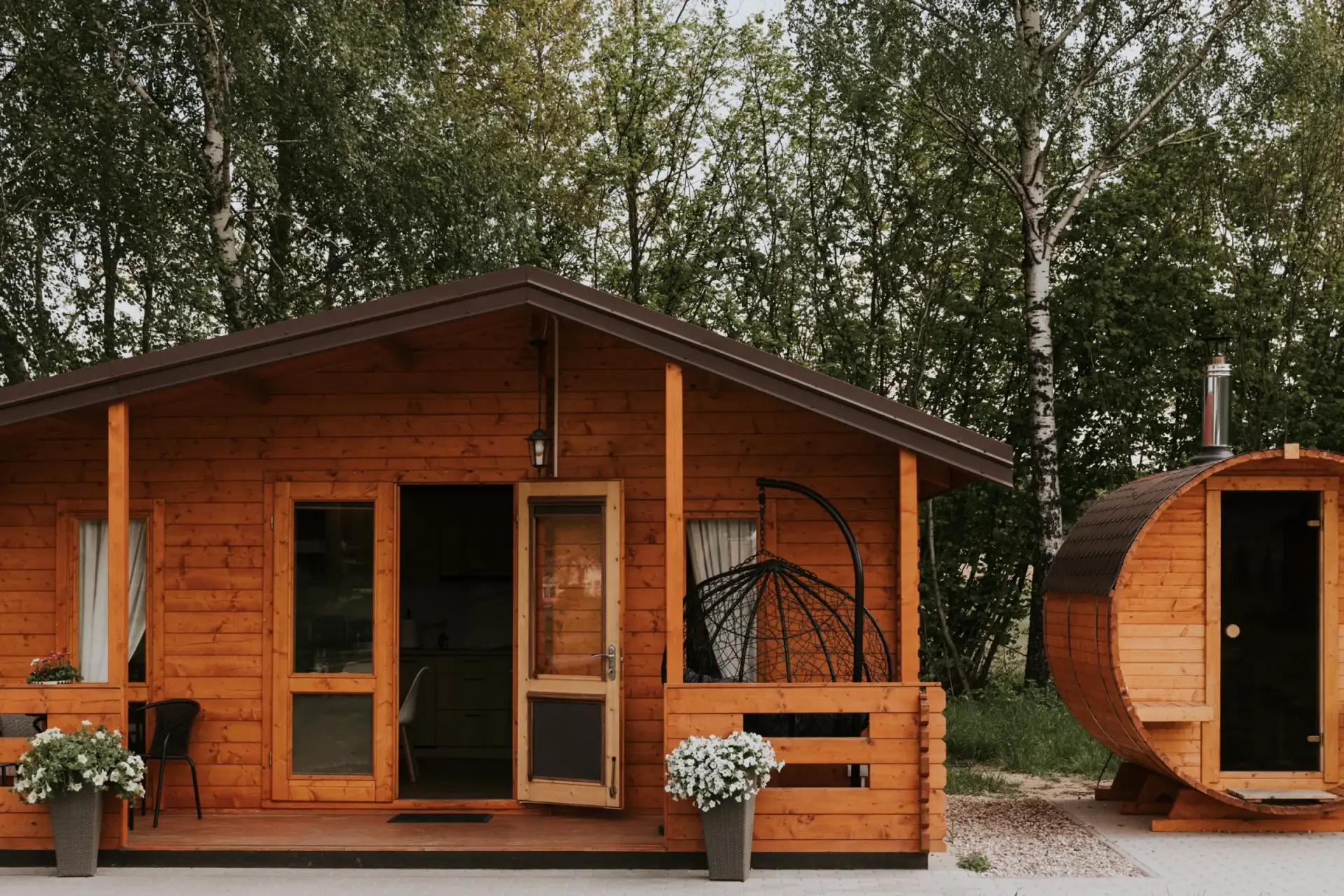 Domek z sauną beczką i balią na tarasie, widok z podjazdu