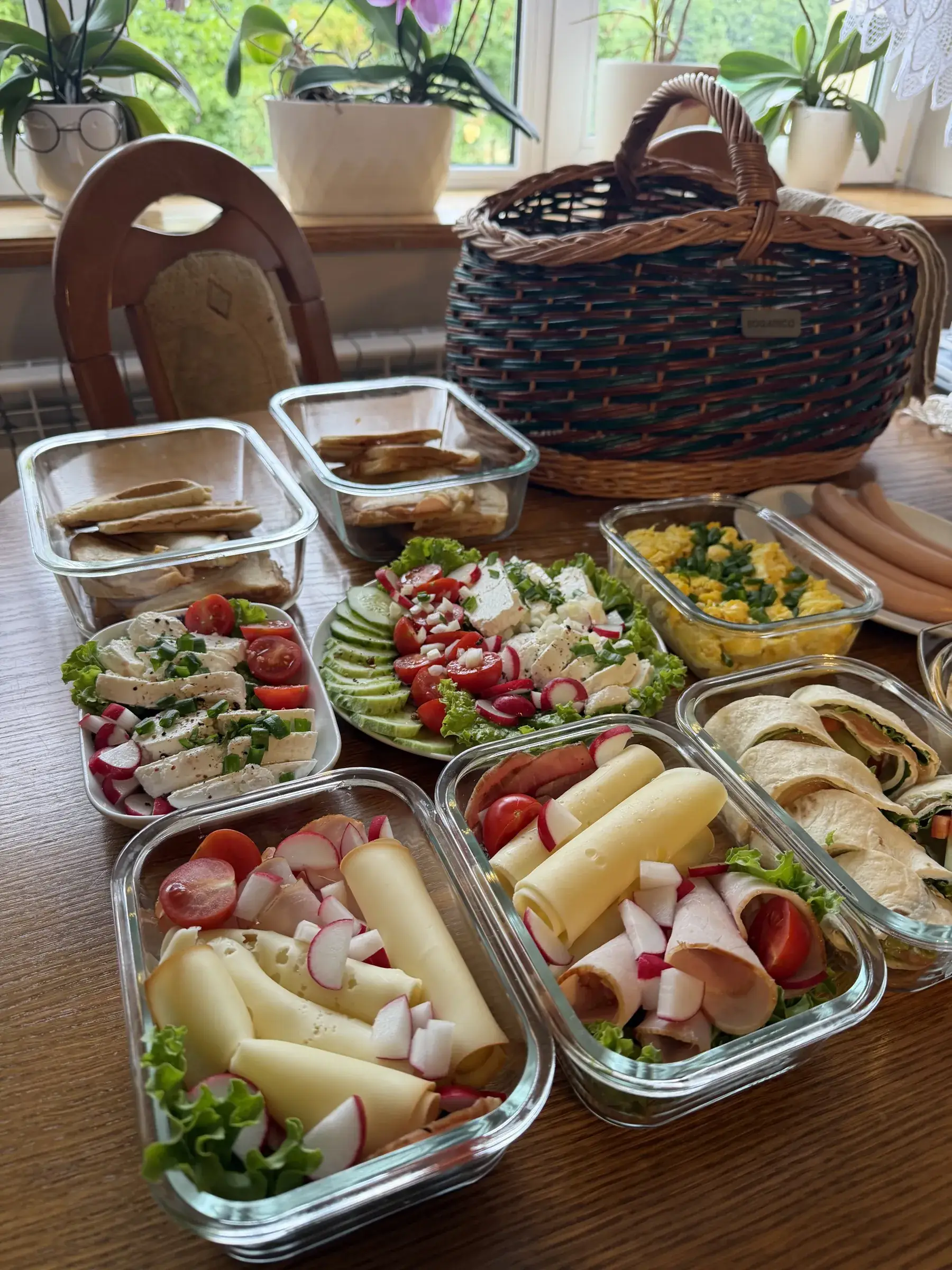 Domowa obiadokolacja podana na drewnianym stole w domku