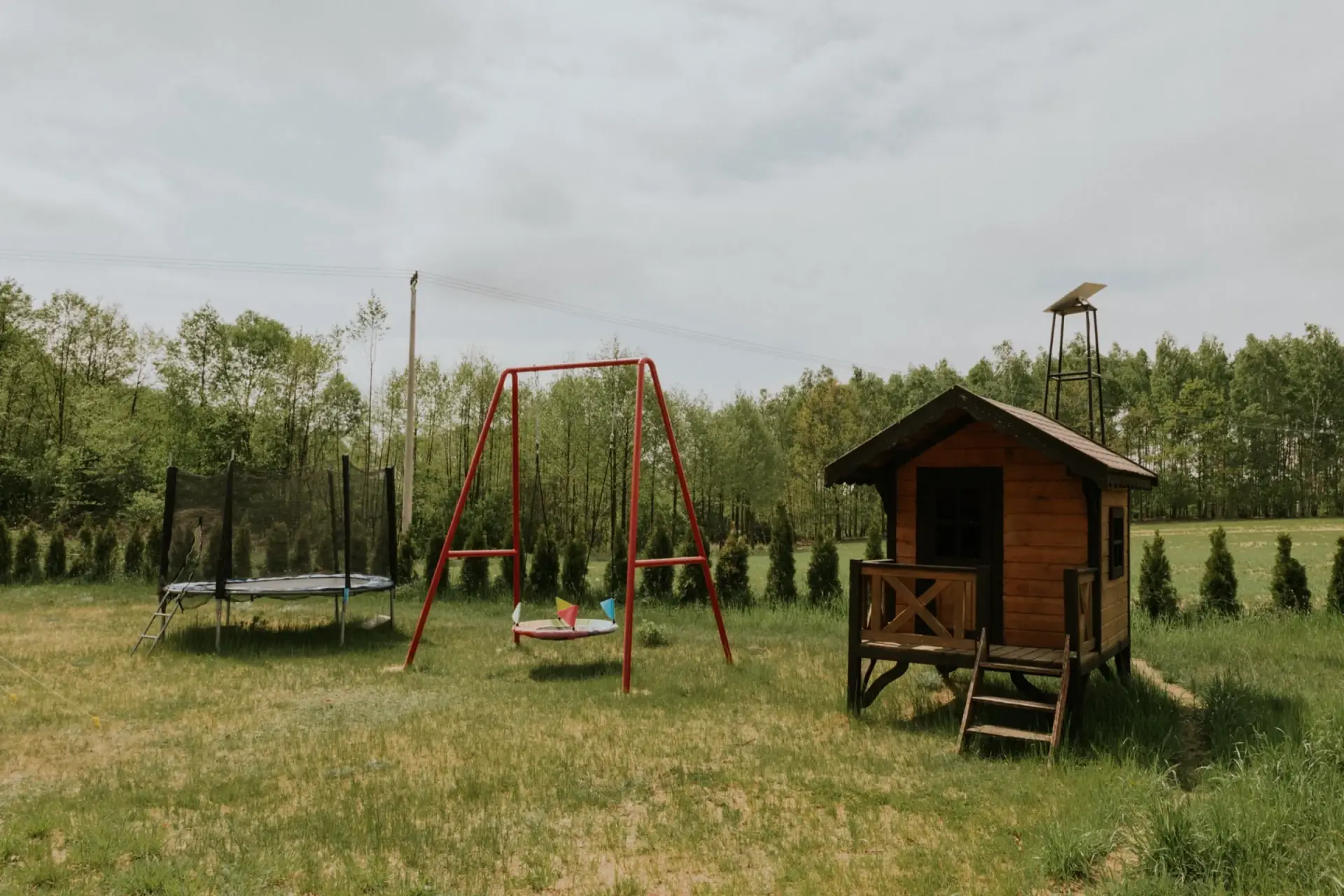 Boisko do siatkówki i trampolina na terenie rancza