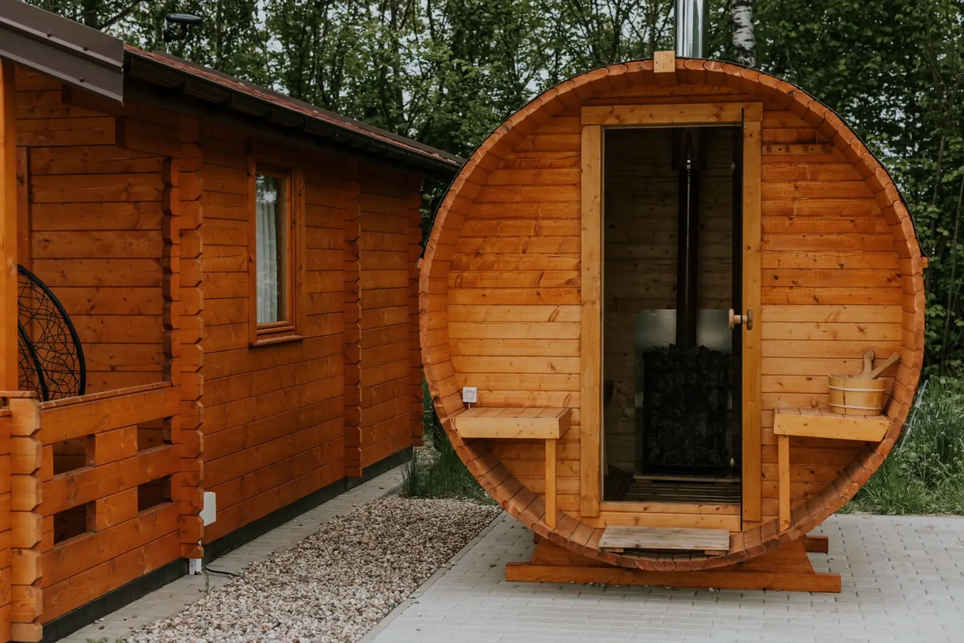 Sauna fińska w formie beczki obok domku