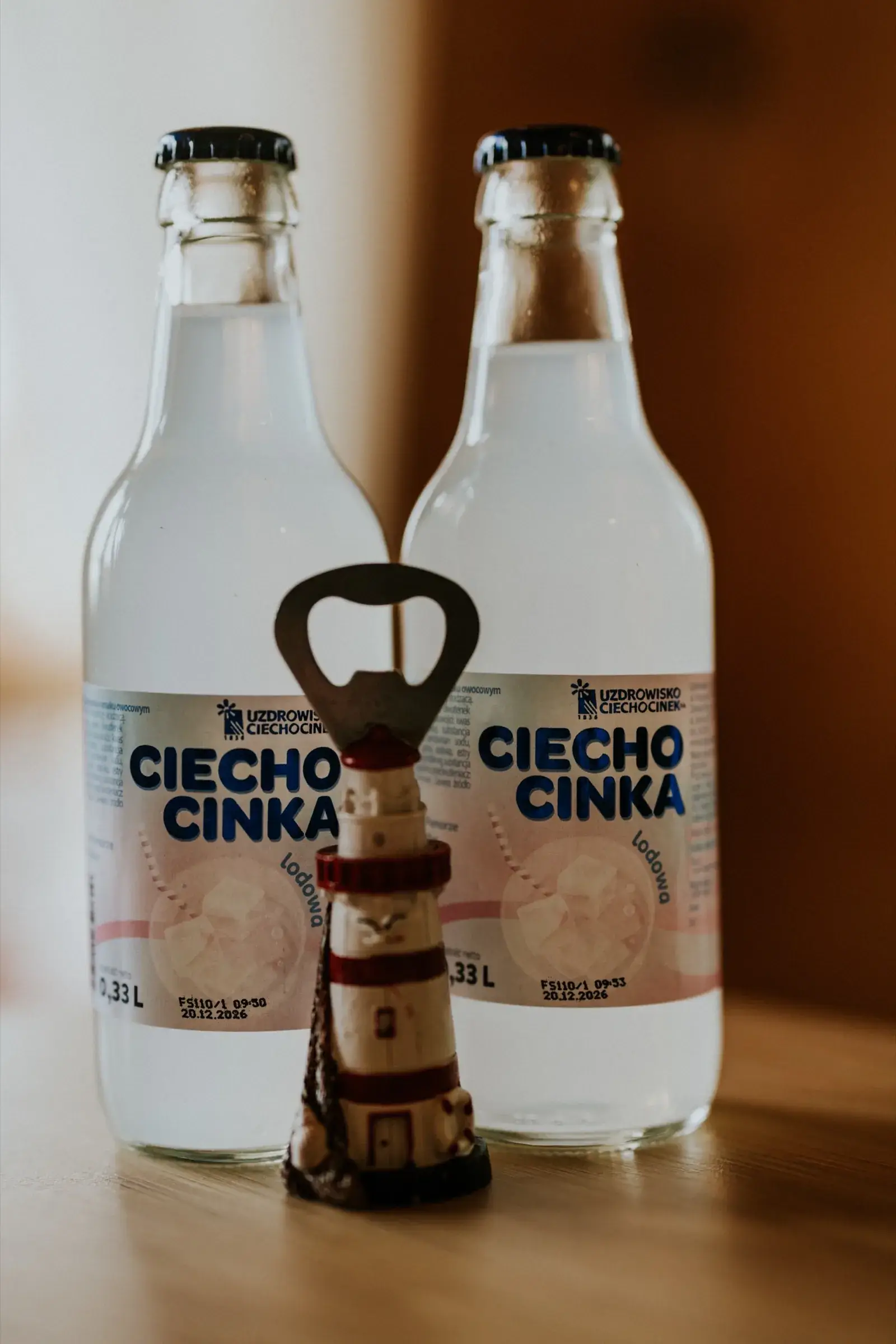 Nalewka domowej produkcji i oranżada z Ciechocinka czekające na stole w domku